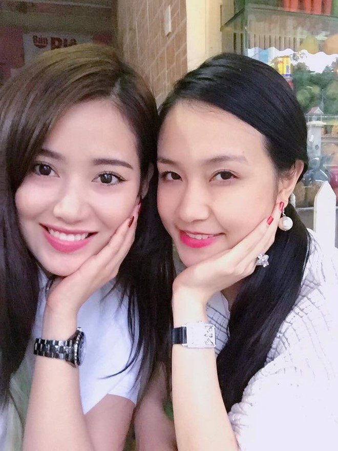 Cô cũng là bạn thân của vợ nam ca sĩ Tuấn Hưng. Hai người nhiều lần chia sẻ ảnh thân thiết trên trang cá nhân.