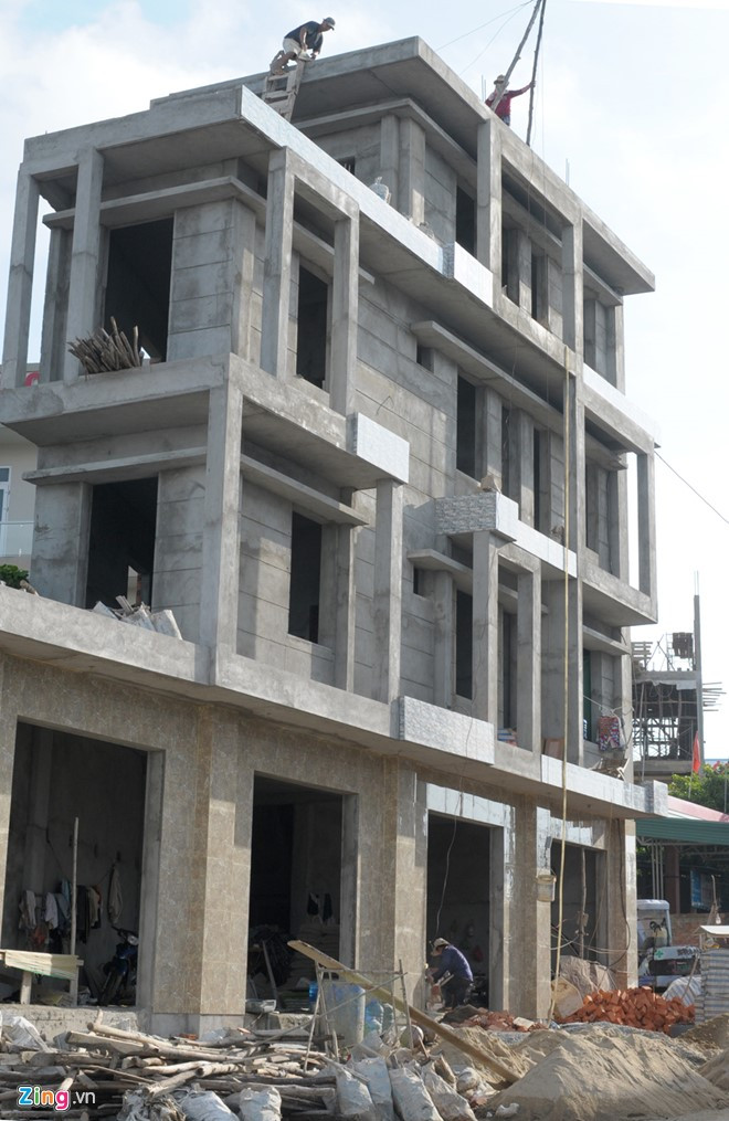 Một khách sạn được xây cao ở khu vực gần cầu cảng Lý Sơn. Thống kê của phòng Văn hóa và thông tin huyện Lý Sơn, toàn đảo hiện có 4 khách sạn (hai công trình chưa có phép), 31 nhà nghỉ (20 công trình chưa có phép) và 54 nhà nghỉ homestay (47 nhà chưa đủ hồ sơ).