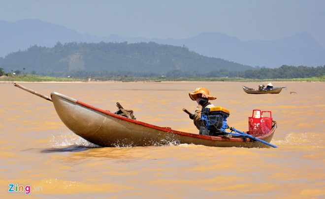 Dựa vào con nước thủy triều theo mùa, hàng ngày cả trăm người dân ở các xã Tịnh Long, Nghĩa Phú và phường Trương Quang Trọng (TP Quảng Ngãi) dậy lúc 5h đi ghe máy đến vùng nước lợ (cách cửa biển 2 km về phía Tây) ngâm mình dưới nước để cào don, nhủi hến trên sông Trà Khúc.