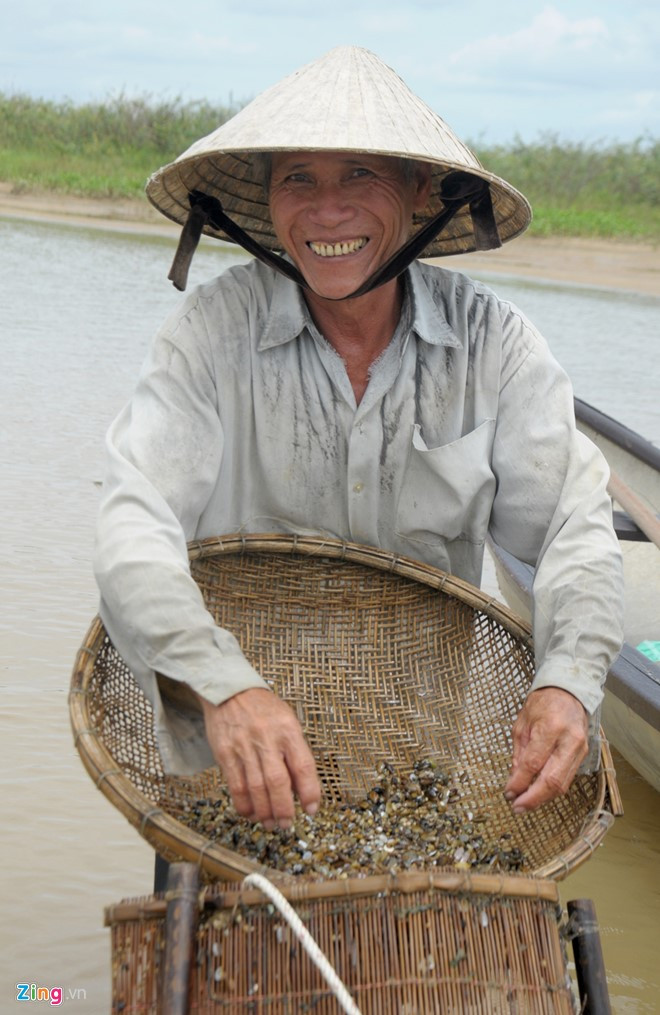 Ông Mạng (60 tuổi, xã Nghĩa Phú), thổ lộ nghề cào don, nhủi hến ở gắn chặt với cuộc đời ông suốt hơn 40 năm qua. "Nhờ nghề này mà tôi nuôi con ăn học đàng hoàng", lão ngư nói.