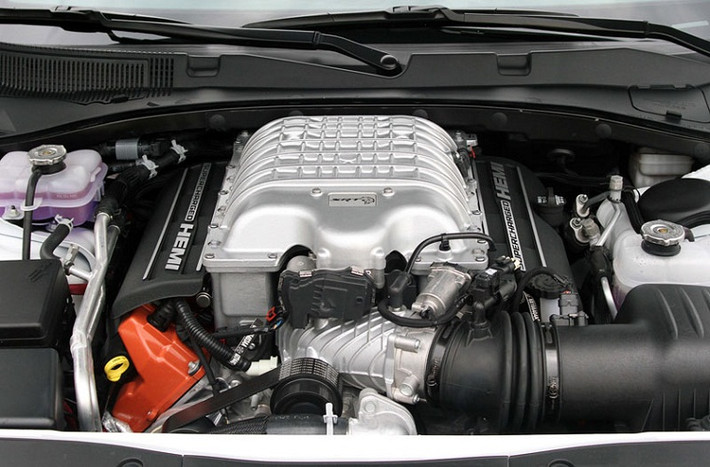 Động cơ V8, siêu nạp, OHV, dung tích 6,2 lít của Dodge Challenger SRT Hellcat
