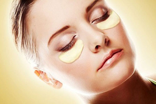 Khoai tây. Không chỉ là món ăn bổ dưỡng, bạn cũng có thể tận dụng nó để chữa các loại mụn. Khoai tây có tính chất làm sạch tự nhiên và nó sẽ đánh bay mụt lẹo ở mắt dễ dàng. Rất dễ, chỉ cần nghiền nát khoai tây tươi rồi cho vào miếng gạc để đắp lên mắt trong vài phút.
