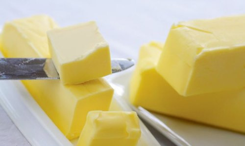 Thực phẩm chứa bơ, nước sốt, kem chua. Bơ không phải là thực phẩm tuyệt vời như bạn từng nghĩ. Cùng với nước sốt, kem chua, bơ có chứa chất béo bão hòa rất cao và cả 3 loại này đều chứa những cholesterol không tốt cho sức khỏe. Một số loại bơ thực vật có nhiều chất béo bão hòa và chất béo chuyển hóa xấu.