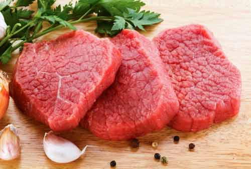 Các loại thịt đỏ. Các loại thịt này có số lượng đáng kể cholesterol, chất béo bão hòa và L-carnitine. Cacnitin trong thịt đỏ bị phá vỡ bởi các vi khuẩn trong ruột. Điều này kích hoạt một phản ứng dây chuyền làm tăng lượng cholesterol trong máu và tăng nguy cơ mắc bệnh tim mạch.