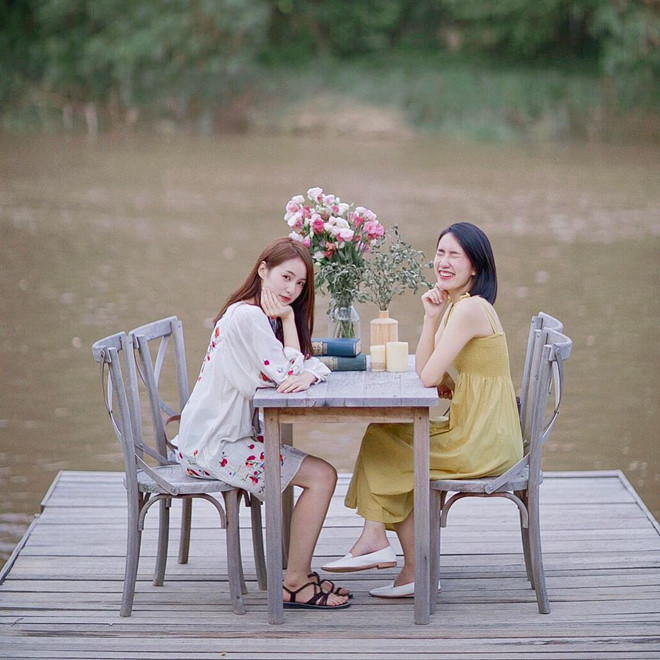 Tình bạn thân thiết giữa hai hot girl Thái khiến nhiều người bất ngờ bởi Pimtha - Mayy R không có nhiều điểm chung. Pimtha dịu dàng, dễ thương dường như đối lập với Mayy R tinh nghịch, hài hước.