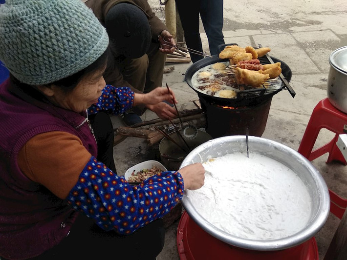 Bánh nổi lên, hai mặt đều vàng ươm là có thể dùng được