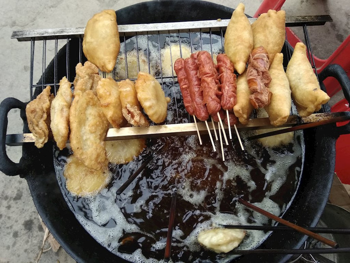 Nhân bánh được làm bằng thịt vịt tẩm ướp gia vị (nước mắt, hạt tiêu,..). Một số cửa hàng vì để tiết kiệm chi phí đã thay thịt vịt bằng thịt lợn, mùi vị không quá thay đổi. Tuy nhiên để thưởng thức được trọn vẹn vị ngon của bánh thì nhân thịt vịt vẫn là chuẩn nhất.
