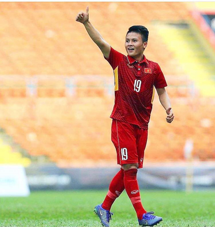 Tiền vệ Quang Hải có thể nói là cầu thủ thành công nhất năm qua với danh hiệu Quả Bóng Vàng. Không ngủ quên trong chiến thắng, chàng tuyển thủ hứa hẹn và cố gắng nhiều hơn nữa: "Hải đang ở một nơi rất xa cùng với anh em đồng đội chuẩn bị chinh phục một cột mốc mới … và sẽ cố gắng làm thật tốt để trở về thực hiện lời hứa đó"
