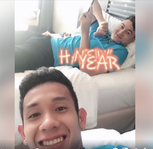 Trong khi đó, Nguyễn Phong Hồng Duy khiến người hâm mộ thích thú khi chia sẻ khoảnh khắc hài hước bên đồng đội Đặng Văn Lâm. Hai cầu thủ của đội tuyển Việt Nam gửi lời chúc năm mới an lành tới người hâm mộ bóng đá nước nhà.