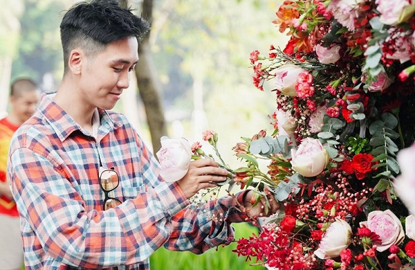 Nhiều người dân thích thú, hồ hởi khi được tặng hoa. 
