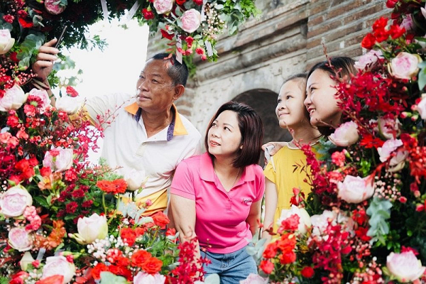 Những trái tim kết từ hoa sen và nhiều loại hoa đặc trưng cho tình yêu được đặt tại các con phố quanh khu vực hồ Gươm trong ba ngày từ 29-31/7 để du khách và người dân tham quan, check-in.