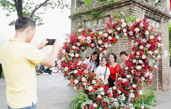 Ngoài người lớn, nhiều em nhỏ cũng rất thích thú khi thấy những trái tim hoa sen khổng lồ này.