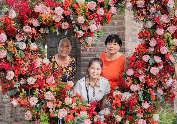 Được sự cho phép của Ban tổ chức, người dân có thể mang hoa về làm món quà tặng cha mẹ nhân dịp Lễ Vu Lan.