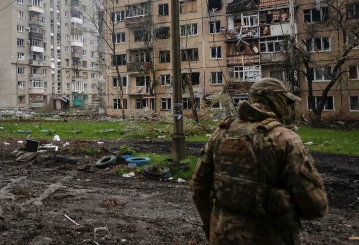 Tại khu vực Kursk, tình hình Quân đội Ukraine còn đáng lo ngại hơn. Quân đội Nga dựa vào lực lượng pháo binh và hàng không hùng hậu của mình để tràn ra sườn và cắt đứt cụm quân Ukraine một cách chính xác. Ảnh: Reuters.