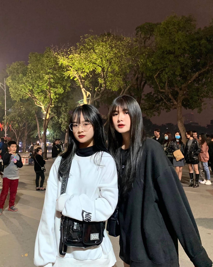 Được biết, nữ streamer có người chị em "song sinh" Gấm Kami bởi cả hai cùng sở hữu ngoại hình cuốn hút, thần thái "cool ngầu" cá tính, cùng phong cách biến hoá đa dạng.
