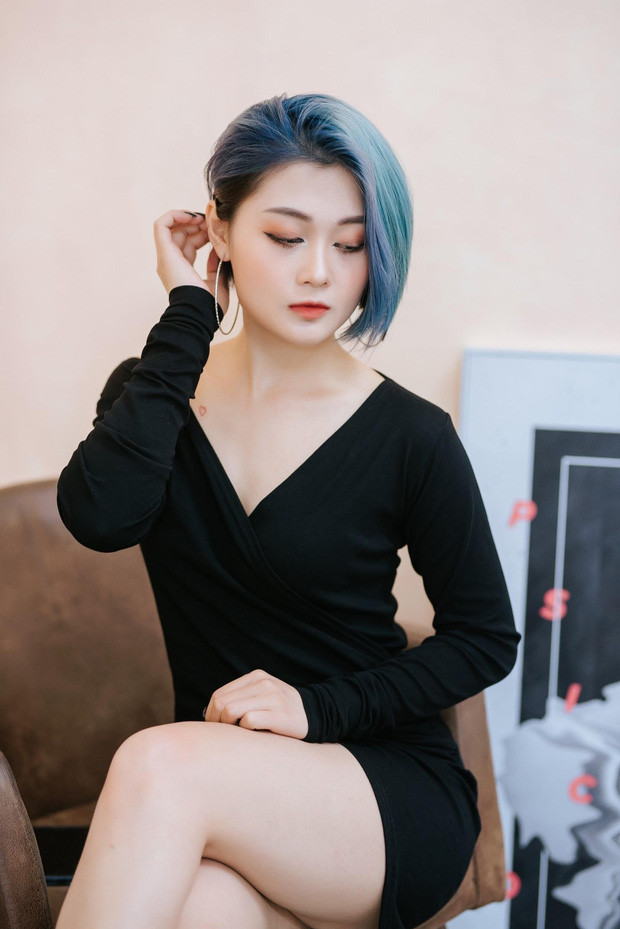Với cộng đồng game thủ nước nhà thì Hảo Thỏ (Cầm Thị Ngân Hảo) có lẽ không còn là cái tên xa lạ. Nổi tiếng cùng phong cách gợi cảm nhưng cũng đầy cá tính, nữ streamer vẫn thường xuyên khoe cho người hâm mộ những đường cong quyến rũ của mình.