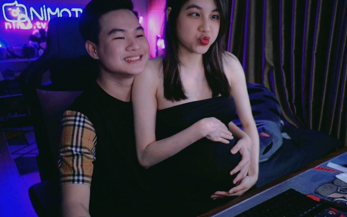 Tháng 9/2021, nam streamer cực kỳ xúc động thông báo đến người hâm mộ mình sắp lên chức bố khi bạn gái Trân Mèo đã mang thai và dự kiến sinh vào tháng 1/2022.