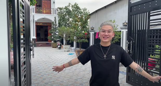 Sau khoảng 3 năm gắn bó cùng nghề streamer, Rambo giờ đây đã có kinh tế vững vàng và từng khoe với người hâm mộ đã phụ giúp mẹ xây nhà khá hoành tráng ở quê nhà Đồng Tháp.