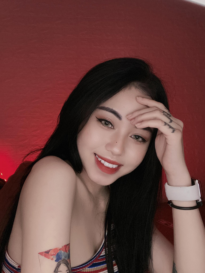 Nụ cười toả nắng ấm dịu dàng phải kể đến tuyển thủ nữ Lai Lai. Hiện tại, cô nàng còn đang thi đấu trong đội hình của Savage Girl LMHT Tốc Chiến.
