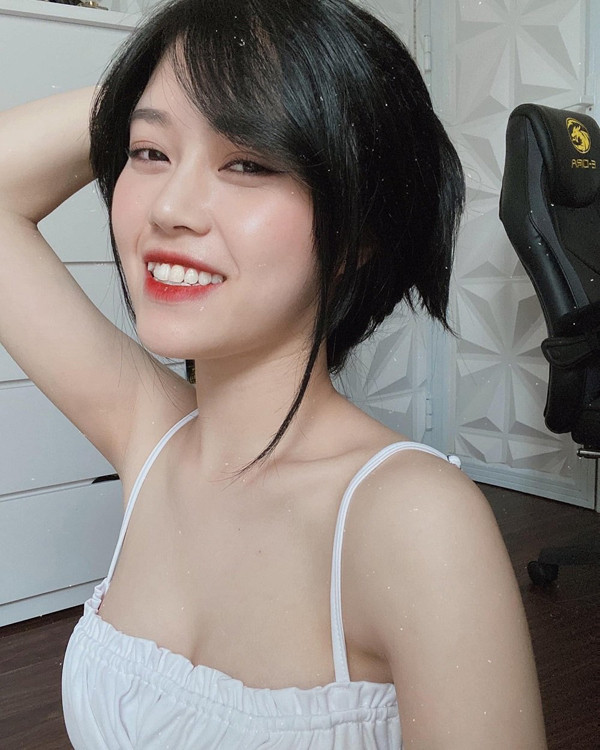 Không chỉ vậy, cô nàng còn rất chăm diện áo 2 dây tren sóng trực tiếp nên được các fan đặt với biệt danh "thánh nữ áo 2 dây".