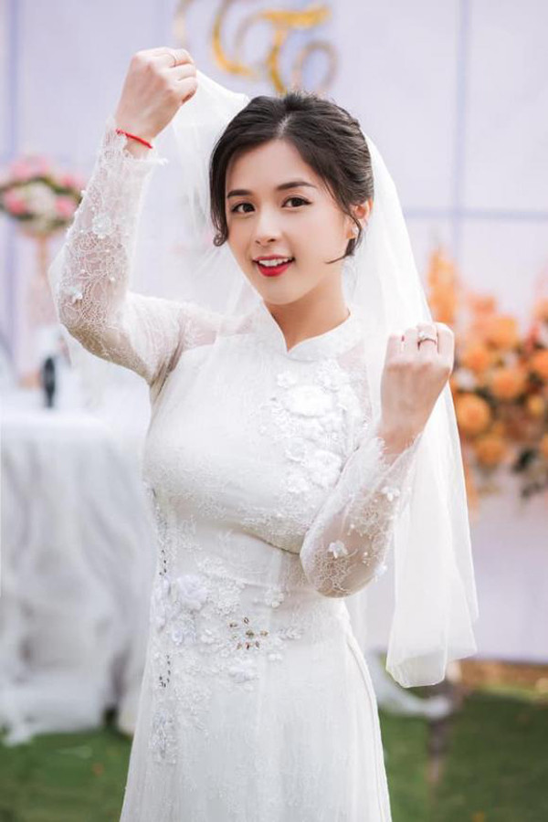 Nữ streamer đã lên xe hoa vào cuối năm 2020. Tuy nhiên, cô nàng vẫn còn "nợ" fan hâm mộ một đám cưới linh đình tại Hà Nội do vướng phải dịch COVID-19.