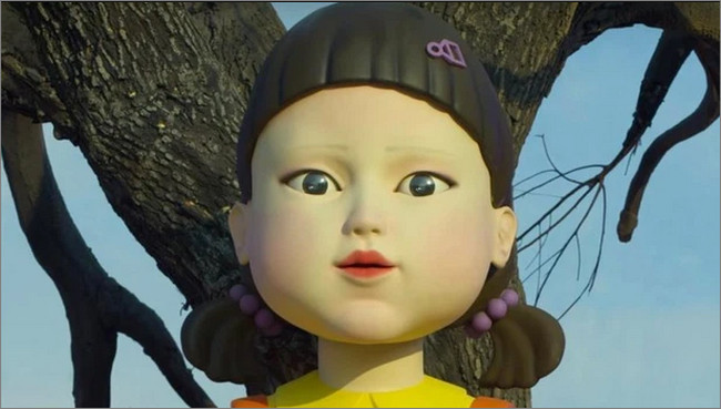 Trong phim, búp bê sở hữu hình hài một cô bé đáng yêu trong chiếc váy màu cam với 2 bím tóc xinh xắn, khuôn mặt bầu bĩnh và đôi mắt tròn “láo liên” khắp mọi nơi cùng giọng hát có âm vang rùng rợn và tính cách lạnh lùng.