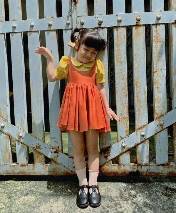 Nhân vật cosplay lại con búp bê này chính là một bé gái tầm 5-6 tuổi, chỉ khác là con búp bê trong phim làm người xem phải rùng mình, ám ảnh vì tạo hình quái đản, tính cách lạnh lùng cùng một giọng hát kinh dị. Trong khi, bé gái cosplay lại sở hữu biểu cảm vô cùng đáng yêu.