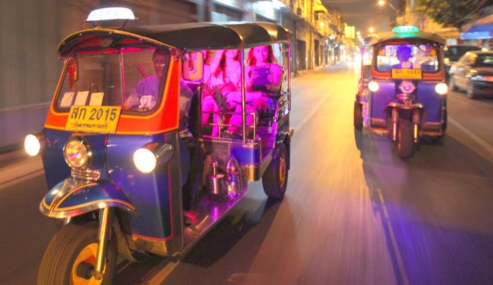 Đặc trưng ở đất nước Thái Lan là những chuyến tuk-tuk đầy thú vị dạo quanh thành phố Phuket đeer ngắm cảnh đẹp nơi đây.