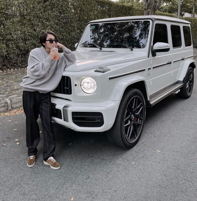 Bên cạnh đó, Sơn Tùng M-TP còn sở hữu chiếc Kia Sedona và Ferrari F12 Berlinetta màu trắng có giá khoảng hơn 20 tỷ đồng. Gần đây nhất, tháng 5/2021, anh chàng tiếp tục tậu cho mình chiếc SUV Mercedes-AMG G63 có giá 12 tỷ đồng.