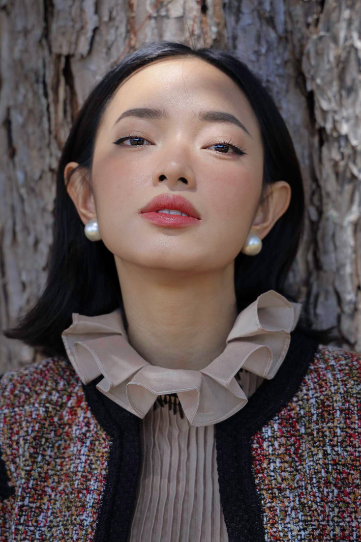 Là một trong những fashionista đầu tiên đập tan định kiến của cái đẹp Châu Bùi được nhiều KOL, người nổi tiếng tham khảo phong cách ăn mặc. Mặc dù không sở hữu chiều cao lý tưởng, cô nàng vẫn biết cách pose dáng tự tin để có những shoot hình đẹp nhất.