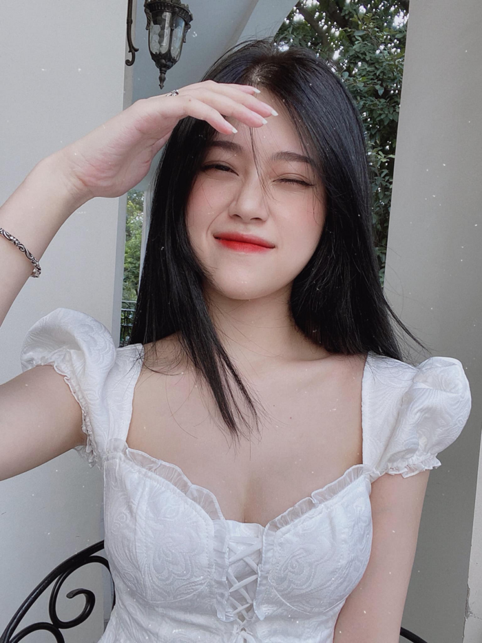 Thủy Tiên, tên đầy đủ là Nguyễn Thị Thủy Tiên, sinh năm 1997. Cô bạn sinh viên trường ĐH Kinh tế Kỹ thuật Công nghiệp này là một hiện tượng mới nổi trong giới streamer.