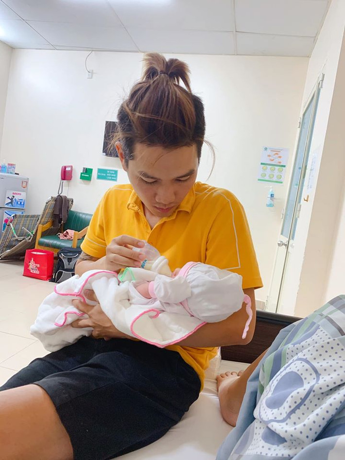Được nhiều người trầm trồ là người đàn ông yêu vợ thương con, lại còn khéo léo đảm đang trong cách chăm sóc gia đình nhưng chàng trai lại cho rằng những việc đó rất đỗi bình thường.