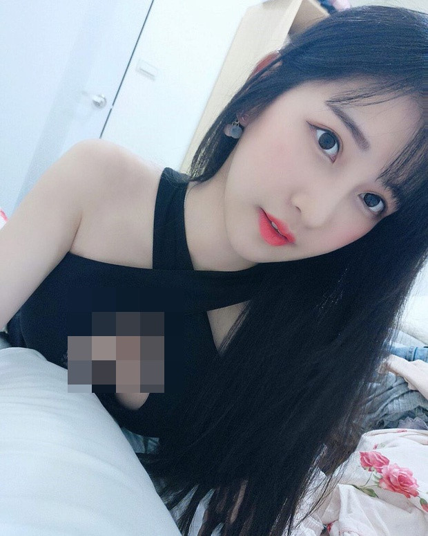 Ngay cả trong quá trình diễn ra sự cố, Yi Li gần như hoàn toàn không hề hay biết gì. Phải tới khi có người bạn lên tiếng nhắc nhở thì hot girl mới vội đổi lại tư thế, sau đó chuyển dời luôn góc máy quay "thiên thần".
