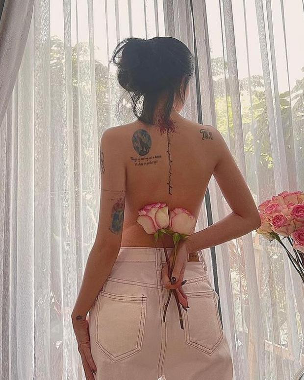 Nói về những hình xăm của mình, Linh Ngọc Đàm chia sẻ: "Trên đời này chỉ sợ nhất là nhiều bạn mà vẫn cô độc. Chứ có 1 bạn mà dám điên cuồng sống với nhau thì 1 thôi cũng được luôn. Tuổi trẻ nuối tiếc nhất là không có bạn để điên cùng nhau",