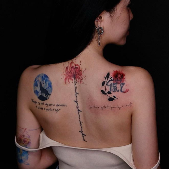 Nếu để ý kĩ, Linh Ngọc Đàm còn sở hữu nhiều hình xăm nhỏ đều mang ý nghĩa đặc biệt như hình xăm bông hoa bỉ ngạn đỏ rực, hình xăm đôi với người em thân thiết trên cổ tay, hình xăm chai thủy tinh cắm những bông hoa được ném xuống biển ở mắt cá chân là hình xăm đôi với Misthy...