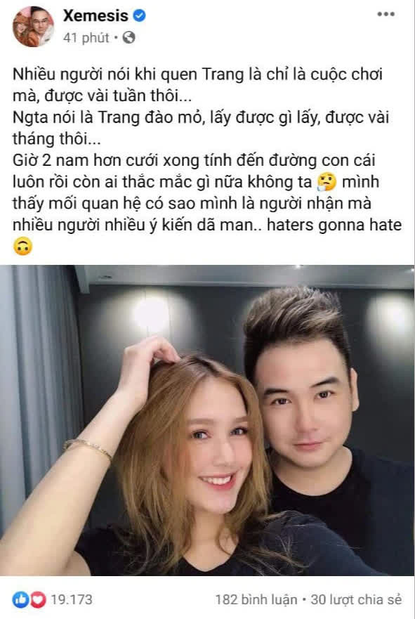 Dù kín tiếng như vậy, netizen vẫn hóng hớt được khá nhiều thông tin về chuyện tình ái của Xemesis như câu chuyện anh chàng lăng nhăng, người yêu thì ít, người tình qua đêm thì nhiều… Tất cả, những điều trên đều được "leak" ra từ người bạn thân của nam streamer là Độ Mixi.