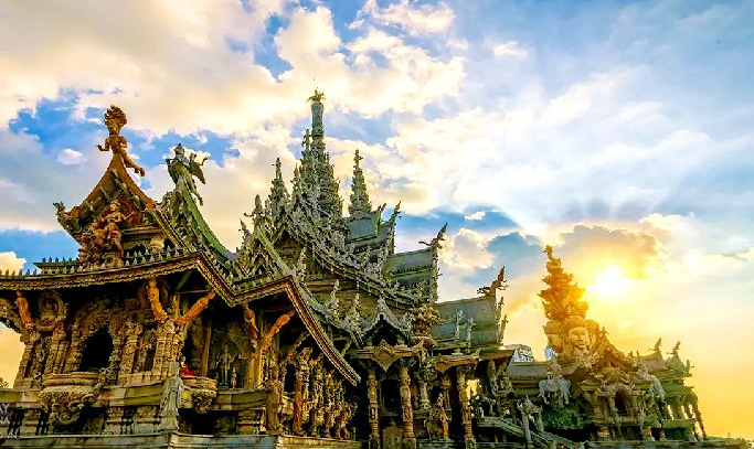 Khi dạo chơi ở thành phố Pattaya du khách cũng có thể thăm quan rất nhiều điểm du lịch như Thánh địa sự thật (Sanctuary of Truth), bảo tàng 3D pattaya - Art in paradise, vườn nhiệt đới Nong Nooch, thủy cung Underwater World Pattaya, chùa Wat Phra Yai (tượng Phật khổng lồ)... để ngắm trọn vẹn thành phố xinh đẹp.