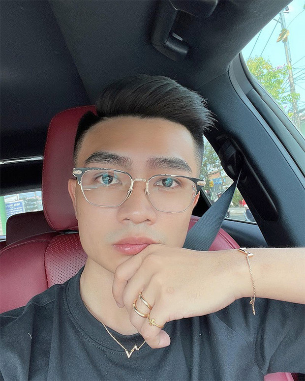 Bụt (Duy Nhỏ) được biết đến là người yêu cũ của nữ streamer hàng đầu Việt Nam Linh Ngọc Đàm. Chính nhờ sự nổi tiếng của cô nàng mà anh được công chúng chú ý đến.