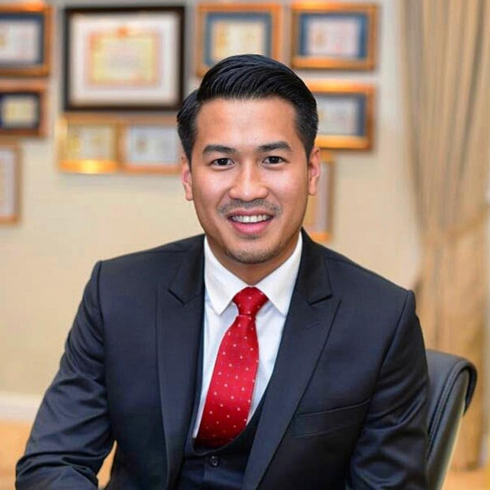 Phillip Nguyễn tên thật là Nguyễn Phi Long, là con của "ông trùm hàng hiệu" Johnathan Hạnh Nguyễn.