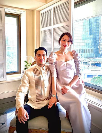 Linh Rin và Phillip Nguyễn là cặp đôi trai tài gái sắc nhận được sự quan tâm cực lớn từ công chúng. Nếu bạn trai là thiếu gia tập đoàn nghìn tỷ thì cô nàng này cũng sở hữu nhan sắc vạn người mê, thậm chí còn "vượt mặt" được nhiều mỹ nhân Vbiz.
