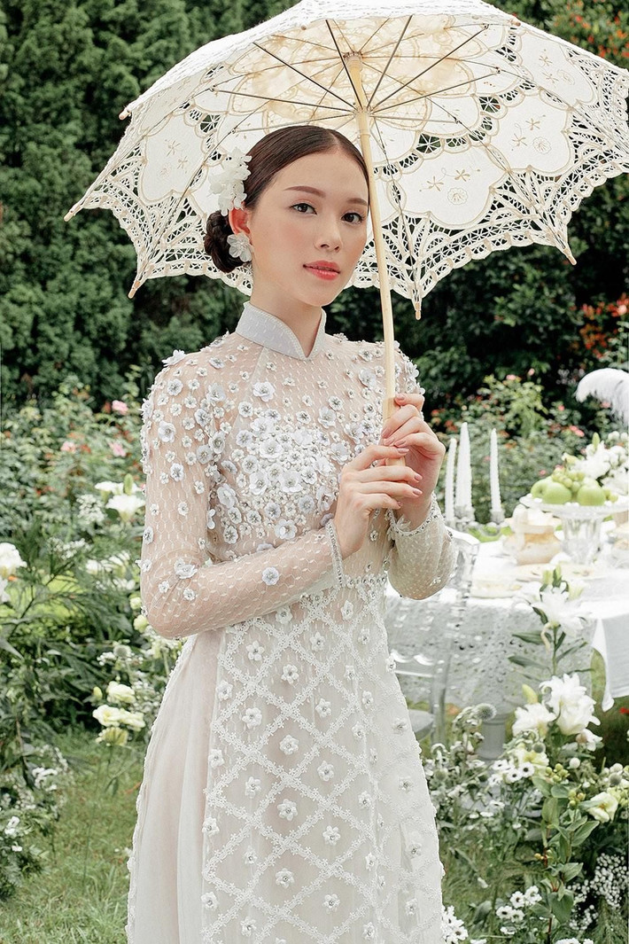 Sau khi có bạn trai, Linh Rin lại lựa chọn những bộ bikini một mảnh kín đáo nhất có thể. Tuy nhiên, không thể phủ nhận rằng dù là đồ bơi hai mảnh hay kín đáo, gái xinh vẫn khoe được nhan sắc xinh đẹp, cuốn hút của mình.