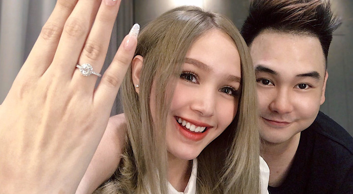 Chuyện tình yêu của cặp đôi nổi tiếng này đặc biệt bởi khoảng cách 13 tuổi giữa "ông chú" Xemesis và cô vợ trẻ Xoài Non.