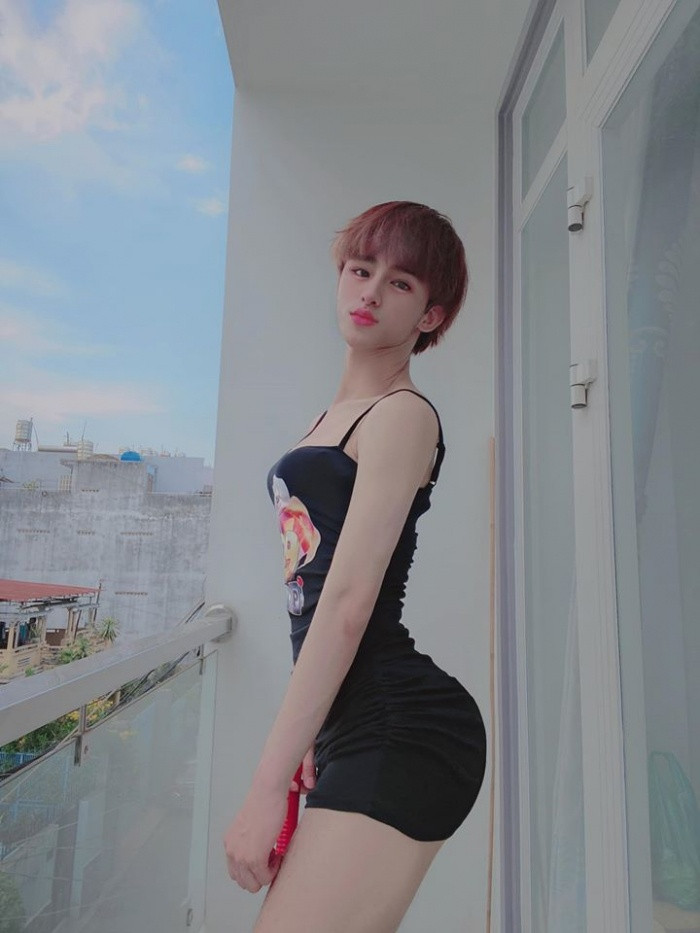 Vốn nổi tiếng với những hình ảnh mặc trang phục gợi cảm, nữ tính giống một cô gái đích thực, việc TikToker Trần Đức Bo công khai bạn gái khiến không ít người ngỡ ngàng.