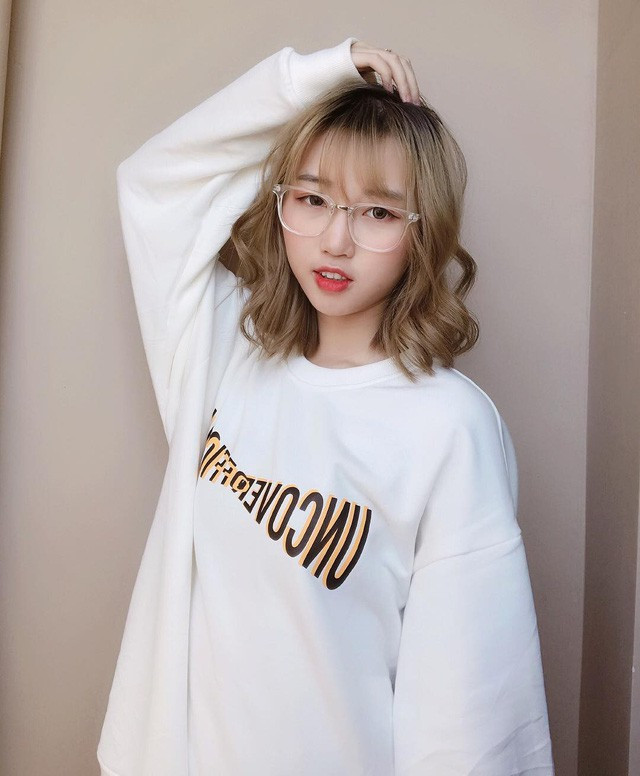 Chubby gây ấn tượng với ngoại hình vô cùng xinh đẹp, tài ăn nói và giao tiếp lưu loát cùng với những cách xử lý tình huống khéo léo đã thu hút hàng ngàn lượt xem.