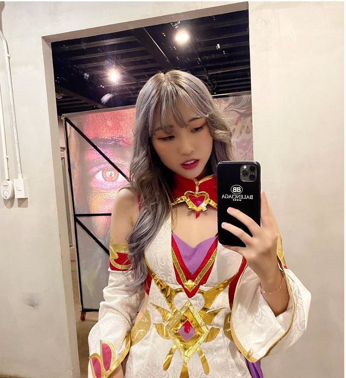 Trước đó, cô nàng được biết đến với cái tên Queen Chubby - em út của The Queen Team - là một team của cộng đồng Liên Minh Huyền Thoại.