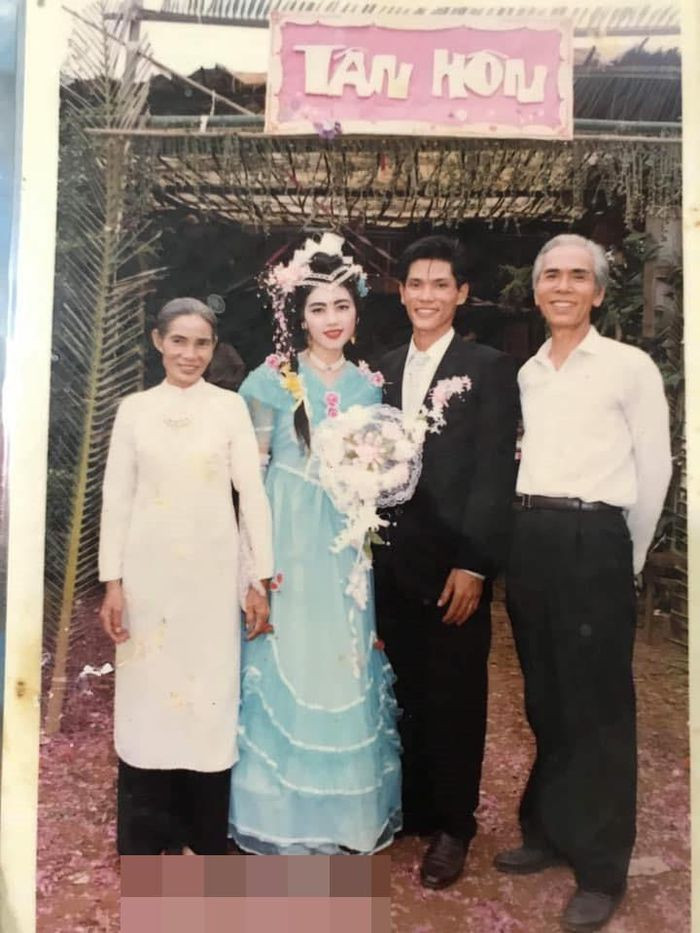 Đi kèm những bức ảnh cưới, nhiều người chia sẻ thêm câu chuyện thú vị của bố mẹ."Hồi bố mẹ mình cưới, bố đã 34, mẹ mới 22. Chắc vì thế nên bố chiều mẹ lắm. Bây giờ có con rồi mà chiều vợ hơn chiều con", tài khoản.L.Q.A chia sẻ.