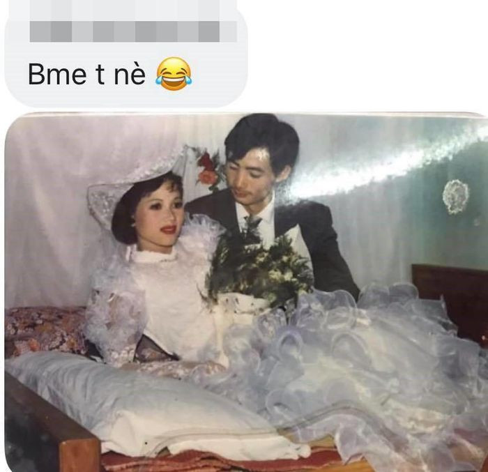 Nhiều bạn chia sẻ, từ chiếc váy cưới đến lớp trang điểm hồi đó đều do mẹ mình hoặc bạn của mẹ chuẩn bị.