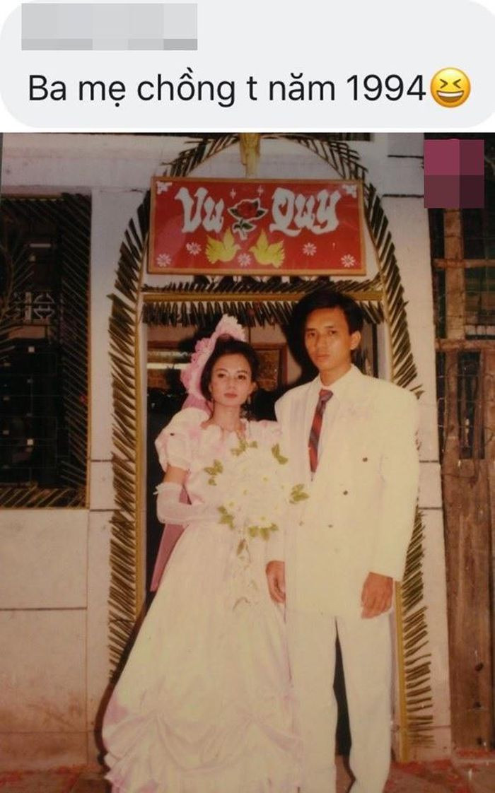 Từ cách chụp, đến màu ảnh và cả cách tạo dáng của những tấm ảnh cưới này đều hao hao nhau.Một số dân mạng hài hước than thở nhan sắc của bố mẹ mình bị "dìm" với cách trang điểm và tạo dáng thời này.