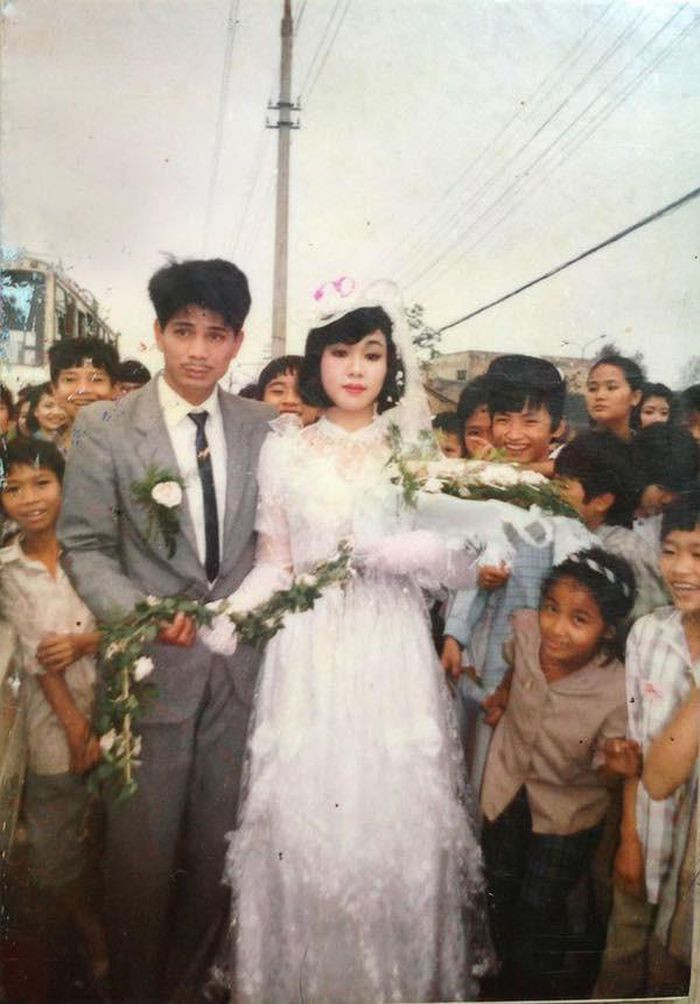 Các bức ảnh cưới của bố mẹ đều được chụp vào những năm 90, khi công nghệ chụp ảnh và makeup chưa phát triển.