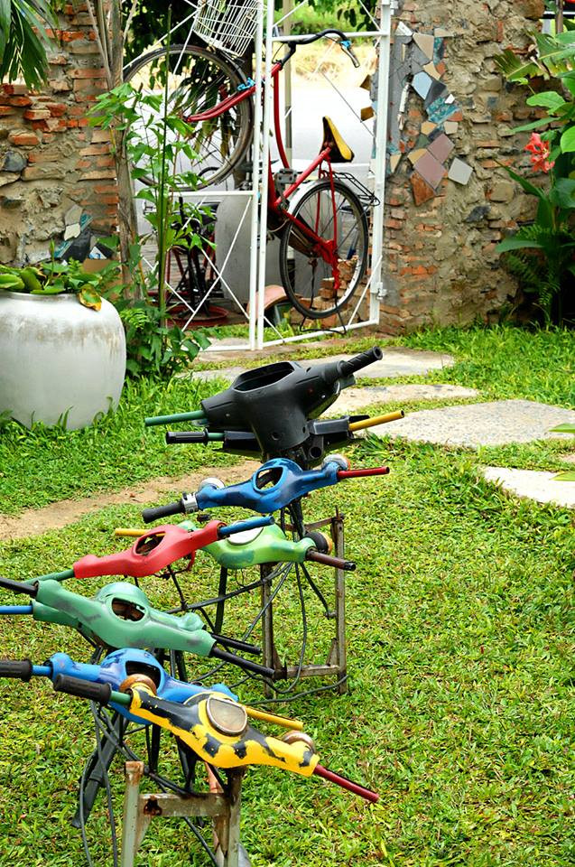 Những chiếc xe máy cũ kỹ từ nhiều thập niên trước trở thành điểm nhấn cho không gian của quán.